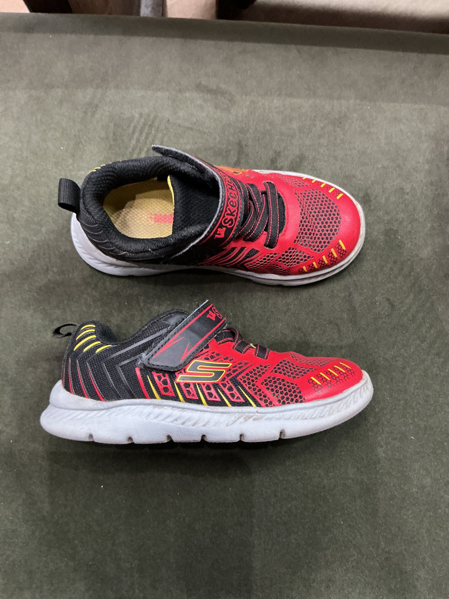 10c Sketchers Sneakers