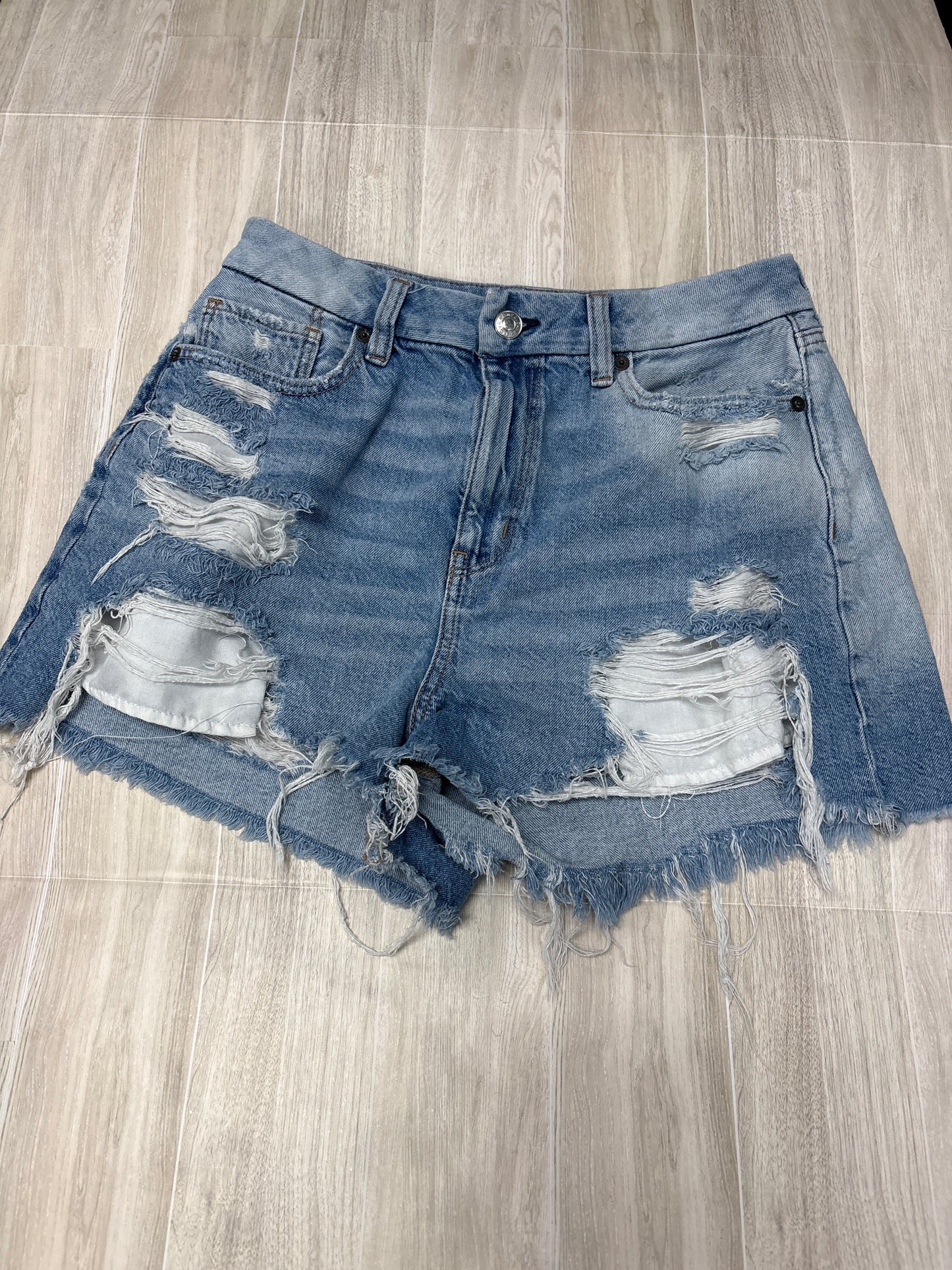 Womens 6 American Eagle Distressed Light Wash Denim Shorts