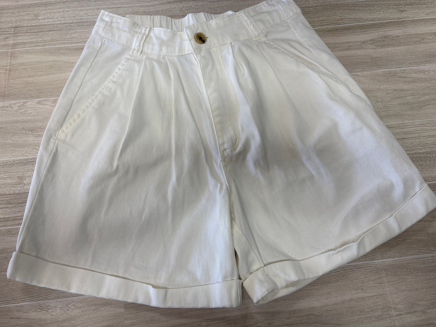 Womens XSmall White Pleated Bermuda Shorts