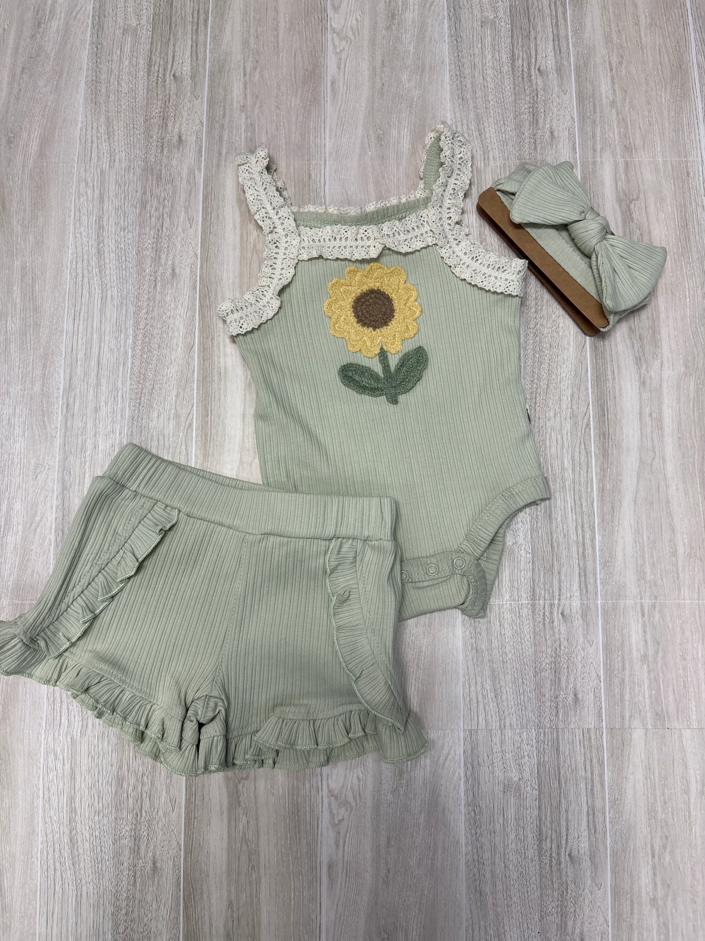 NWT 0-3m Rabbit + Bear Sage Ribbed Sunflower Tank/Shorts/Bow Set
