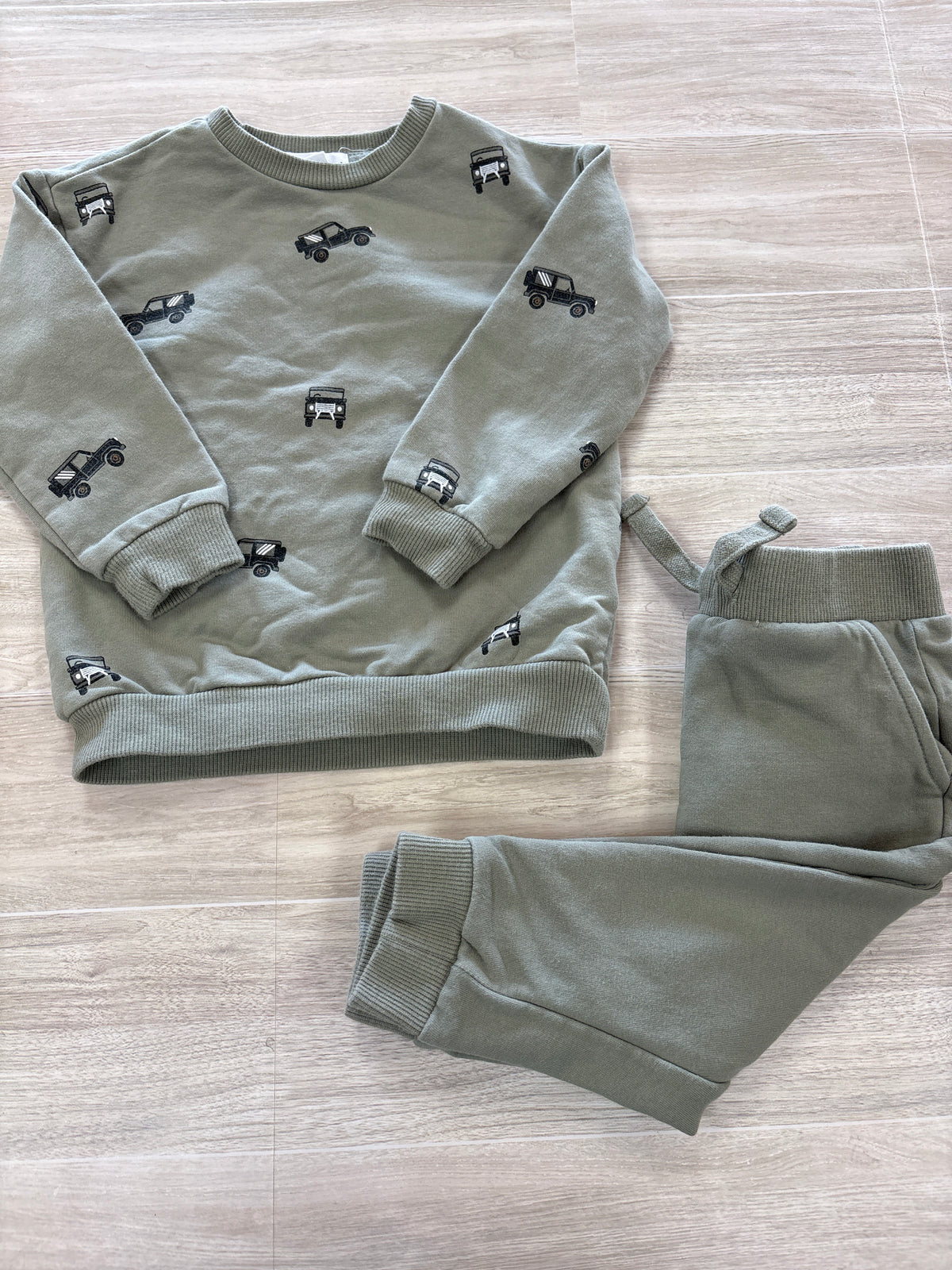 9m Miles The Label Olive Car Graphic 2 Piece Set
