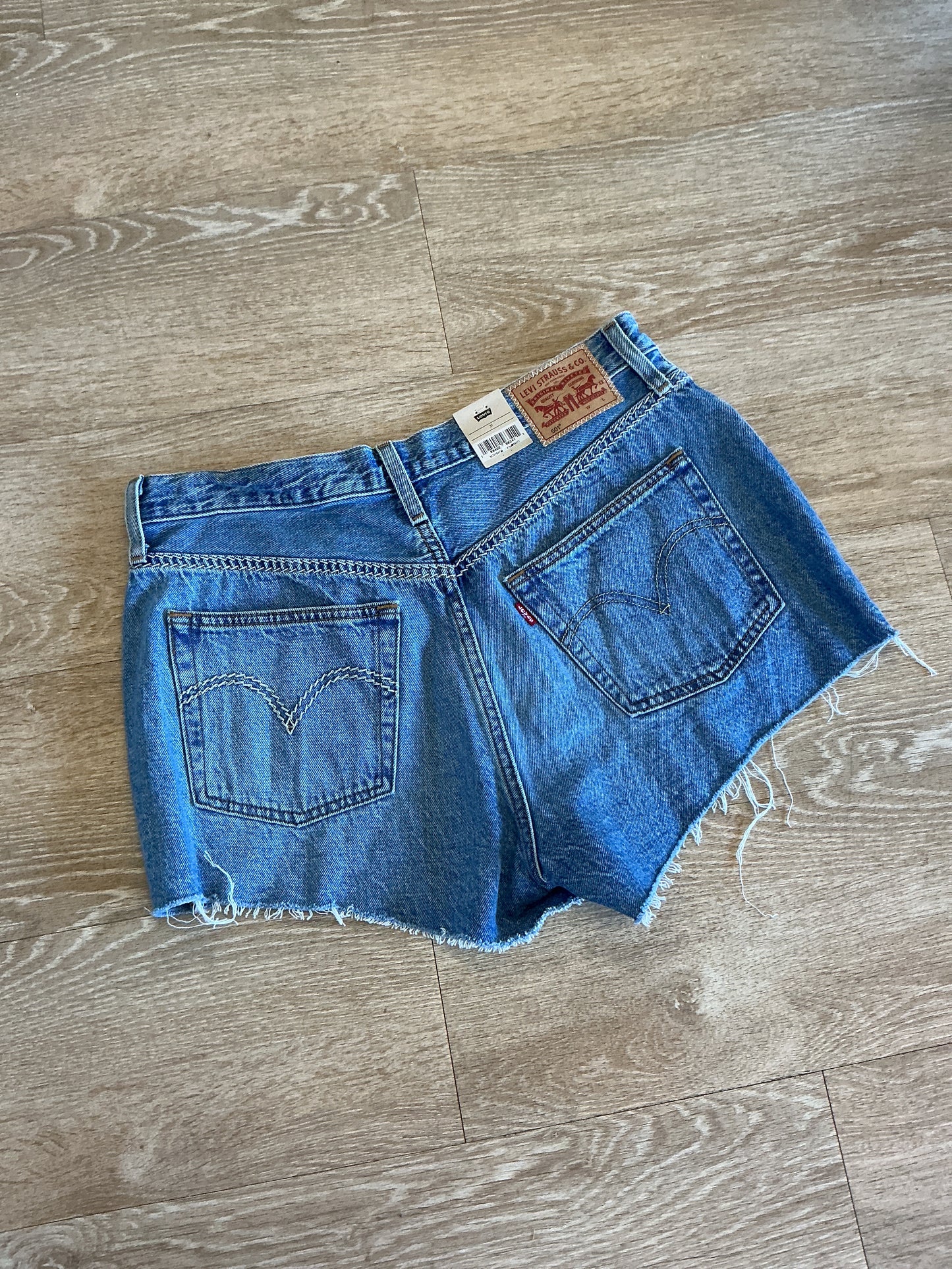 NWT Womens 31 Levi 501 Short
