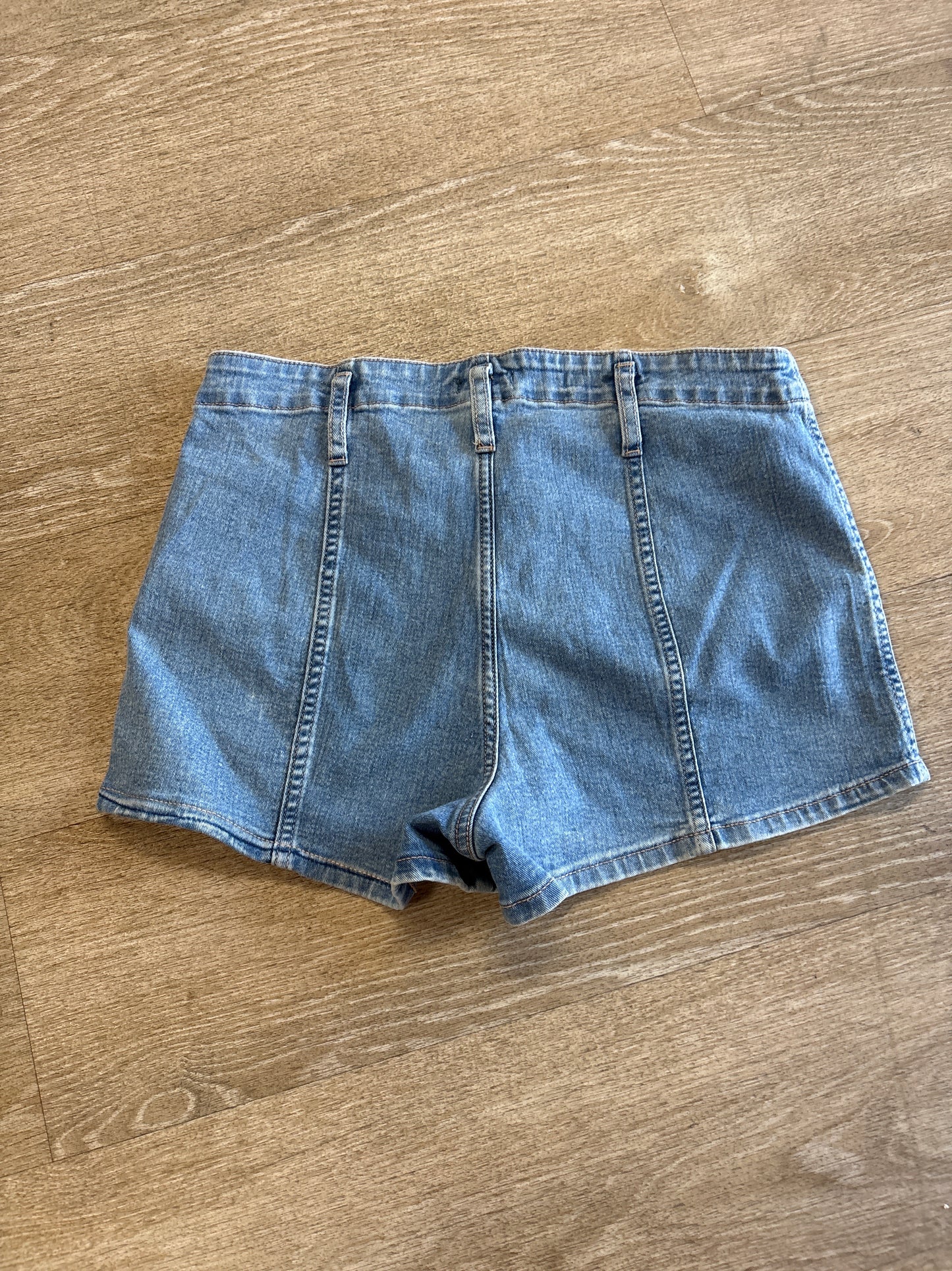 Womens 8 Light Wash High Rise Shorts