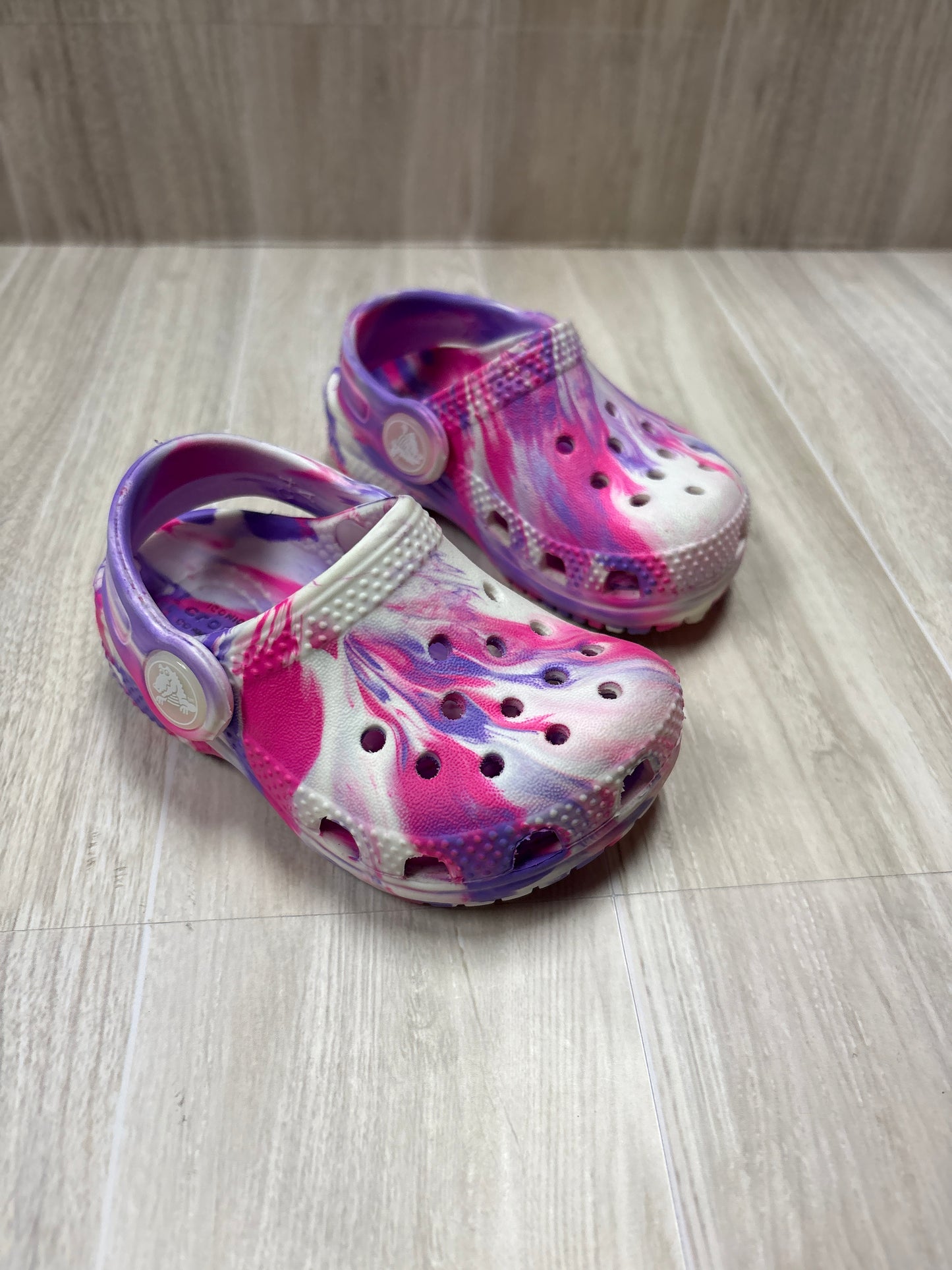 4c Pink/Purple Marbled Crocs