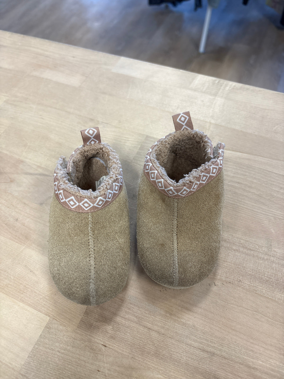 6/12m Tan Bearpaw Slippers - Blemish