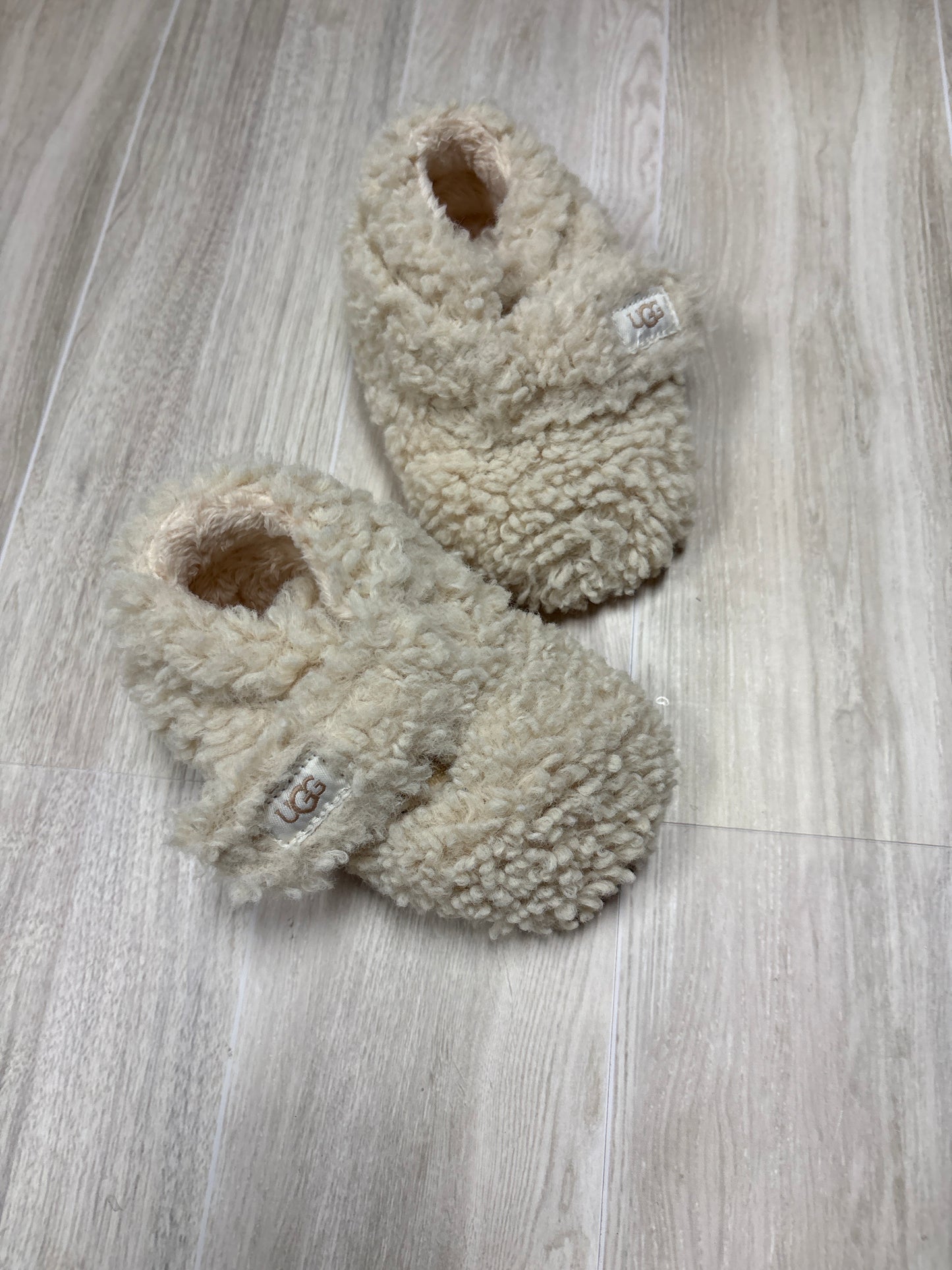 2/3c UGG Sherpa Slippers