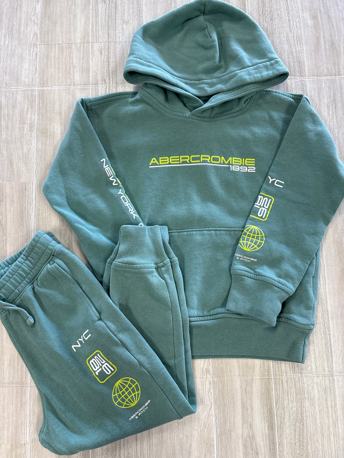 5/6 Abercrombie Kids Sage Graphic Lounge Set - Blemish