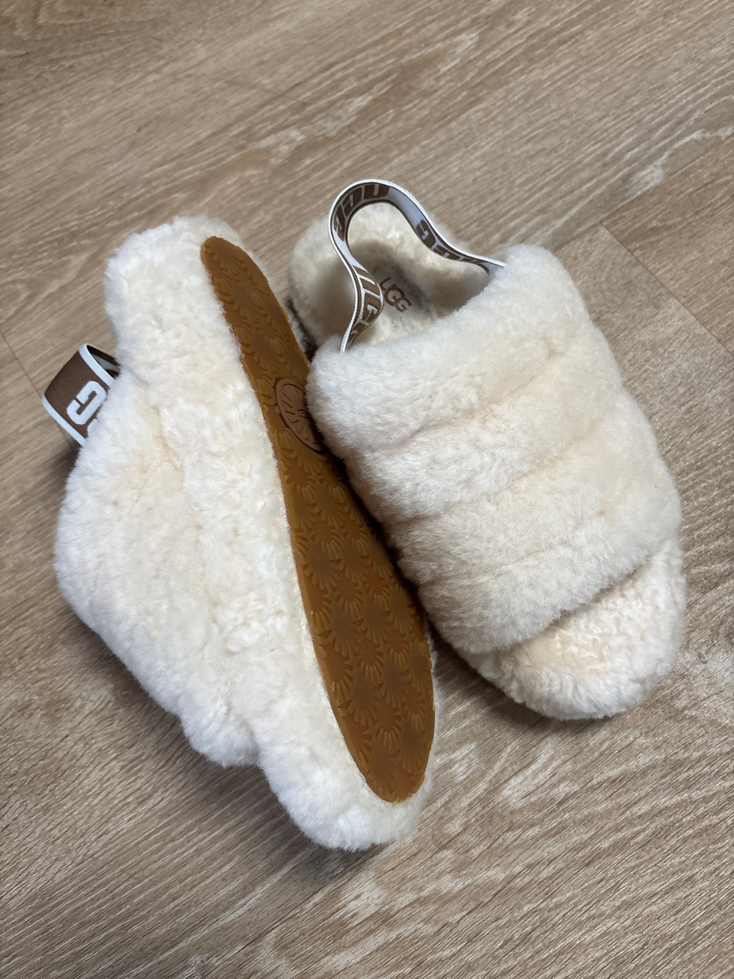 NWOT Womens 6 UGG Slipper