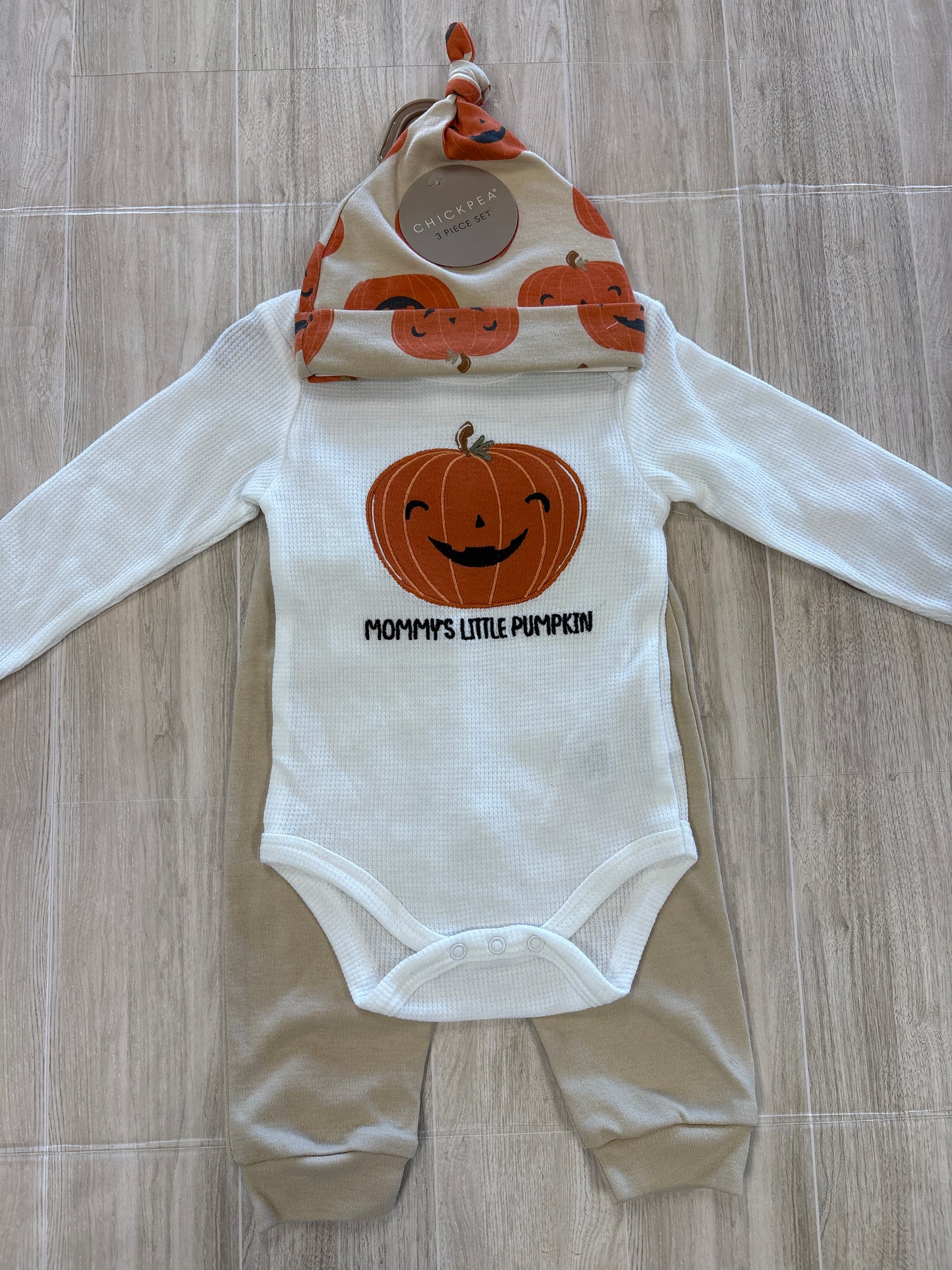 NWT 6-9m Mommys Little Pumpkin 3 Piece Set