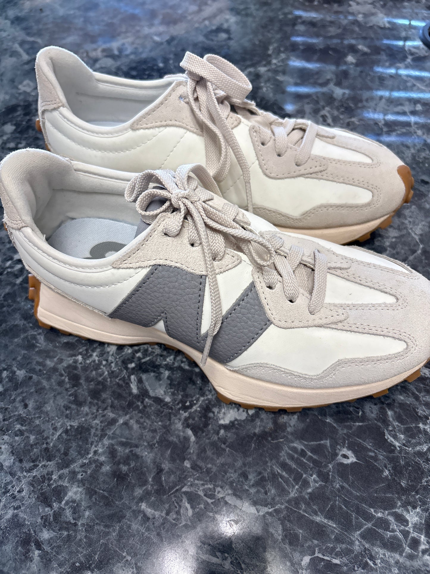 Womens 7 New Balance Cream/Grey