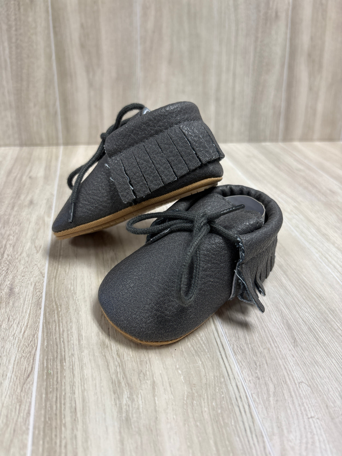 NWOT 1c Grey Fringe Lace Moccassins