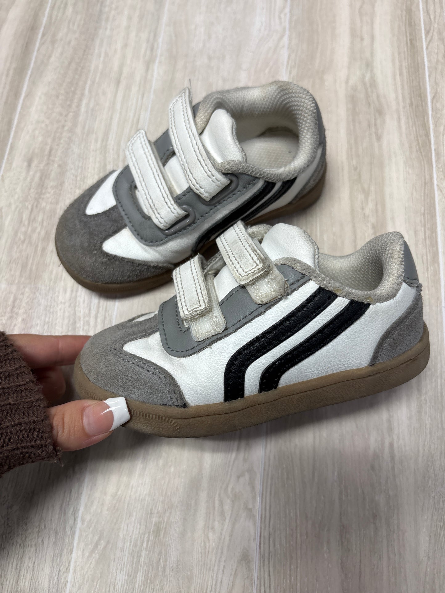 7c Grey/White Velcro Sneakers