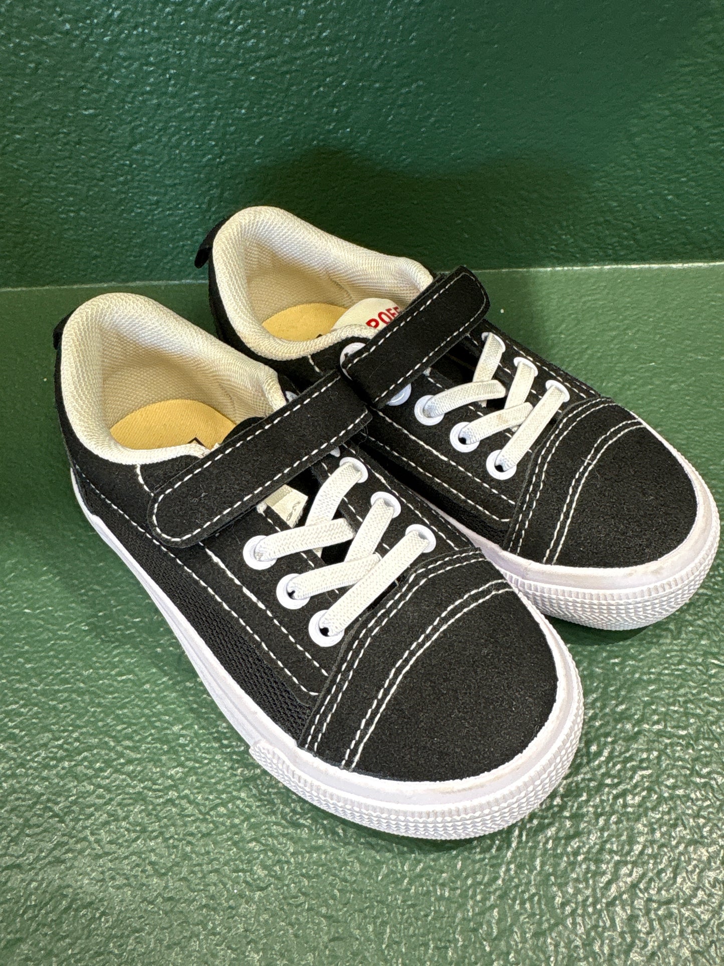 NWOT 9c Black/White Velcro + Elastic Band Sneaker