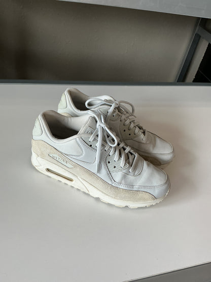 Women’s 9.5 Nike Airmax - White/Silver