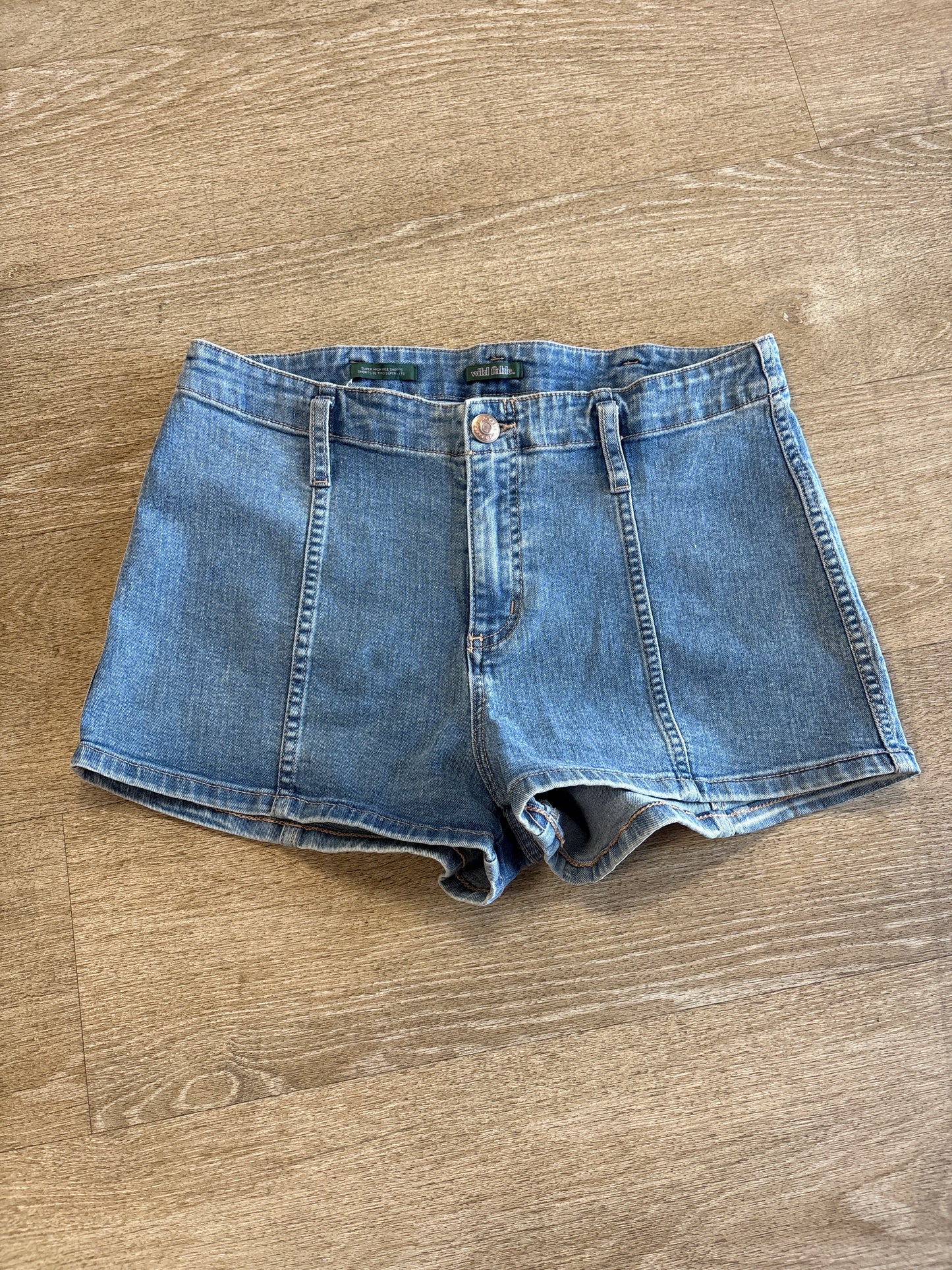 Womens 8 Light Wash High Rise Shorts