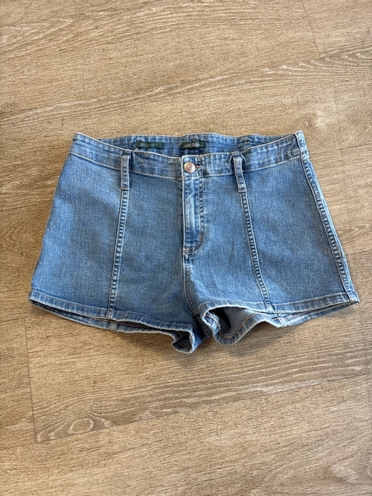 Womens 8 Light Wash High Rise Shorts