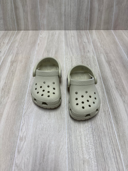 4c Cream Crocs