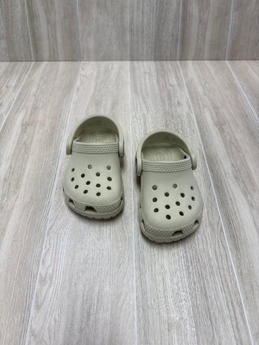 4c Cream Crocs