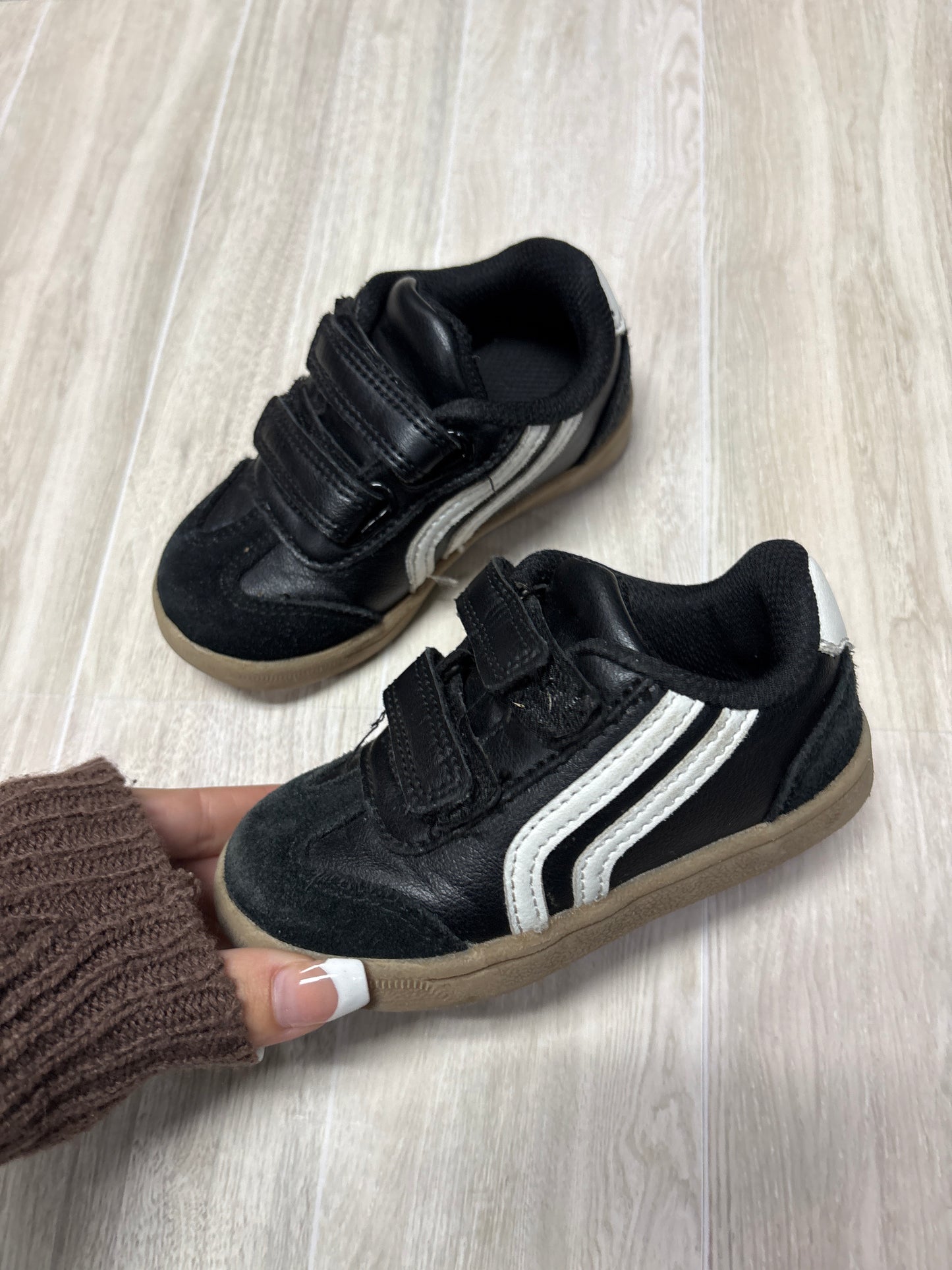 6c Black/White Velcro Sneakers