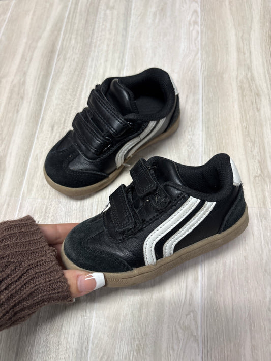 6c Black/White Velcro Sneakers