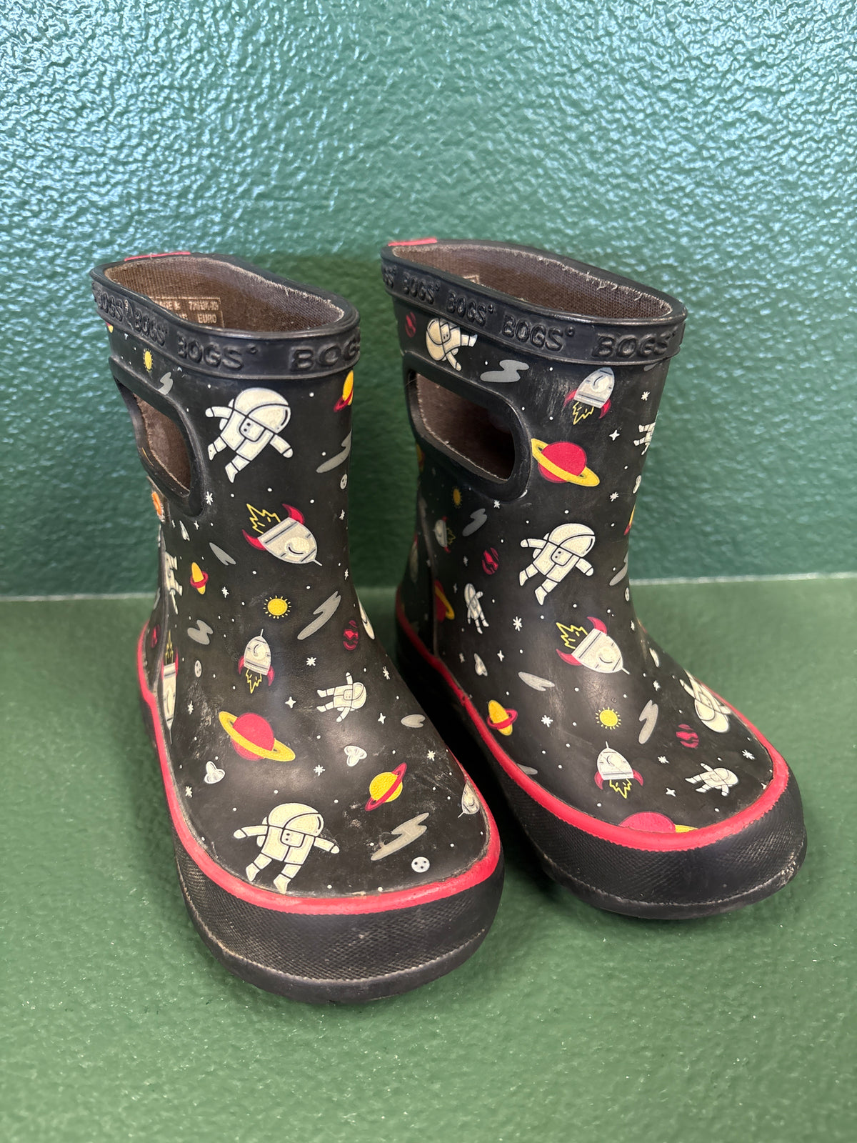 5c Bogs Black/Red Space Rainboot