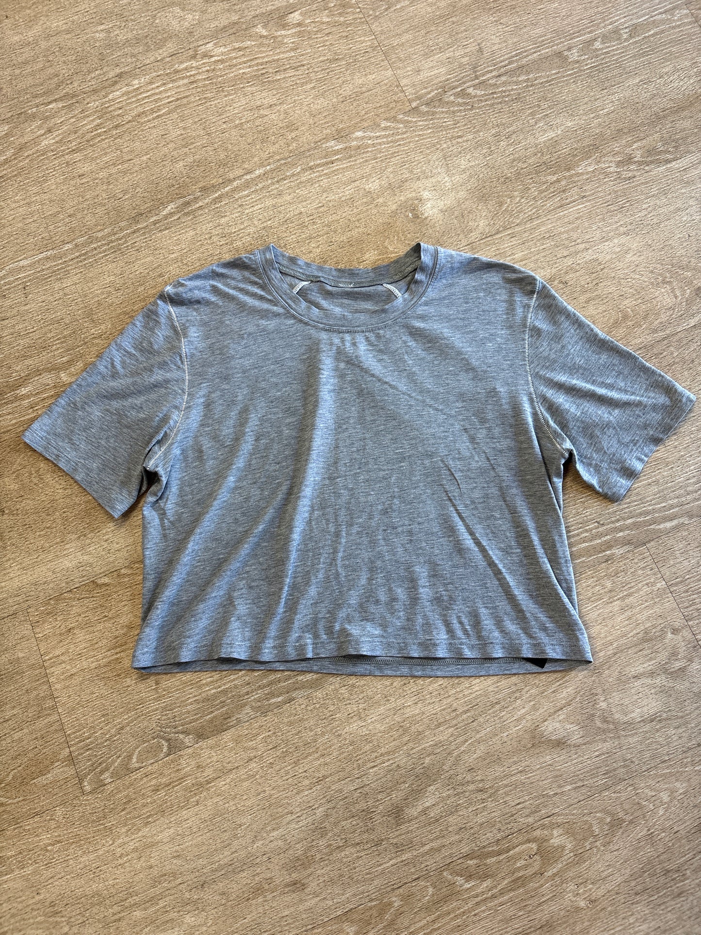 Womens 2 Lululemon Grey Cropped Active Tee