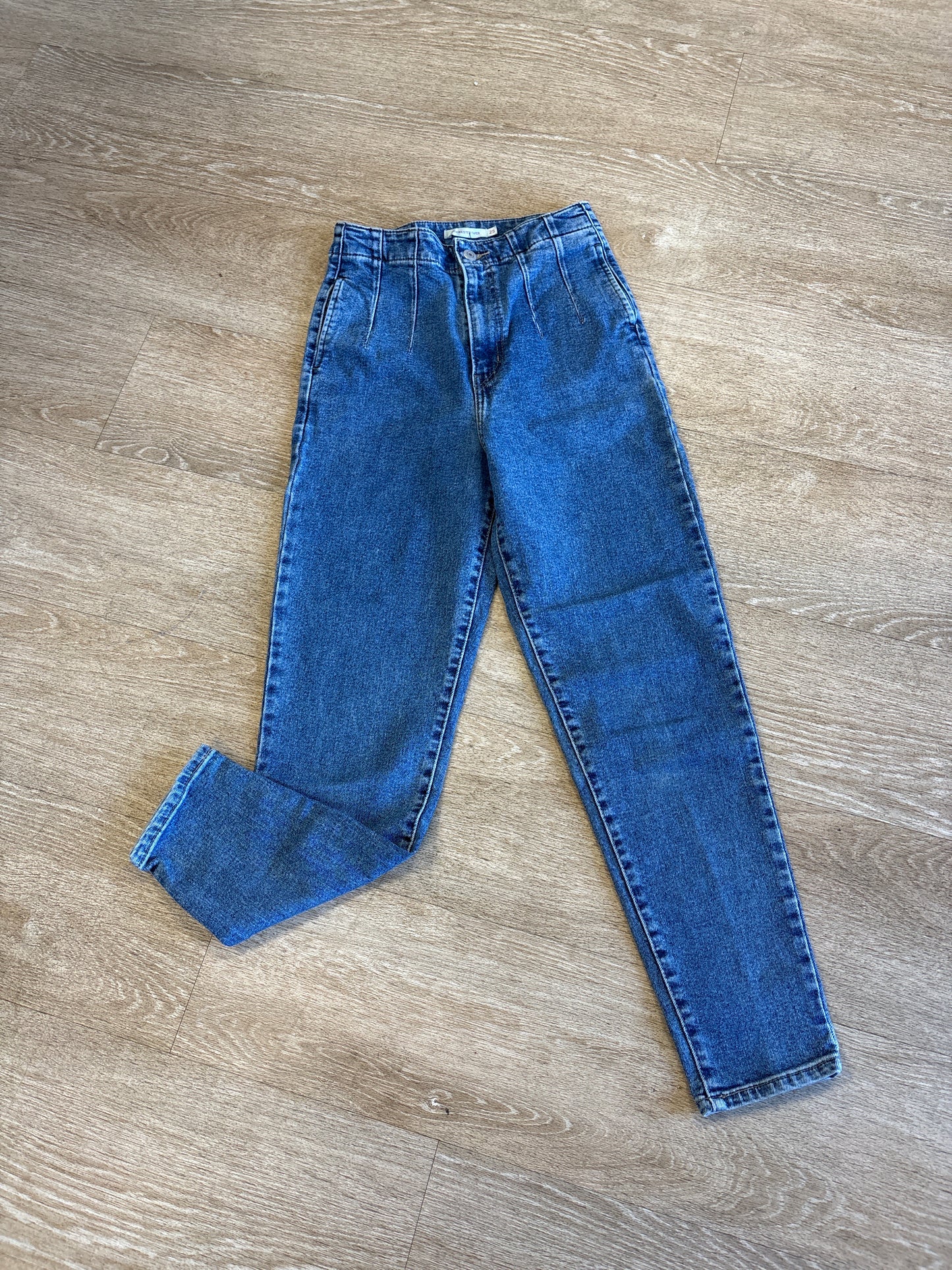 Womens 25 Levis High Waisted Taper Mid Wash Denim Pant