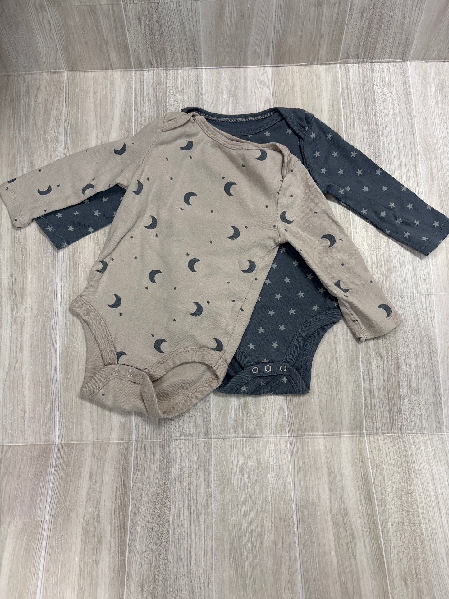 6/9m Grey/Tan Moon + Stars Long Sleeve Onesie 2 Pack