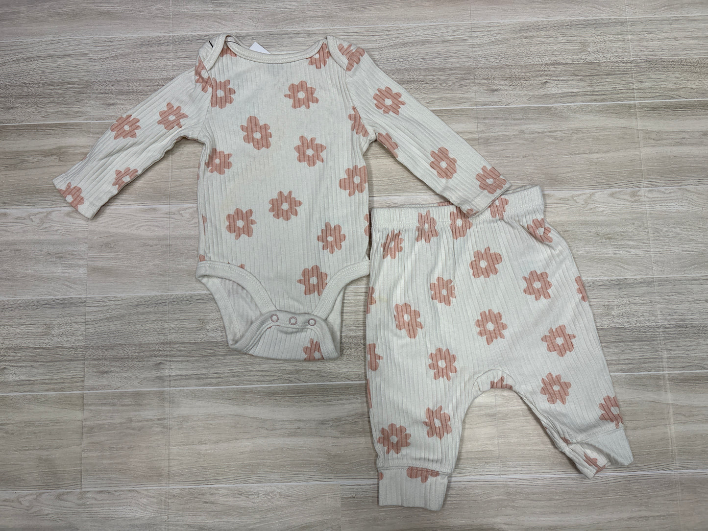 0-3m Cream Floral Ribbed Onesie + Legging Set