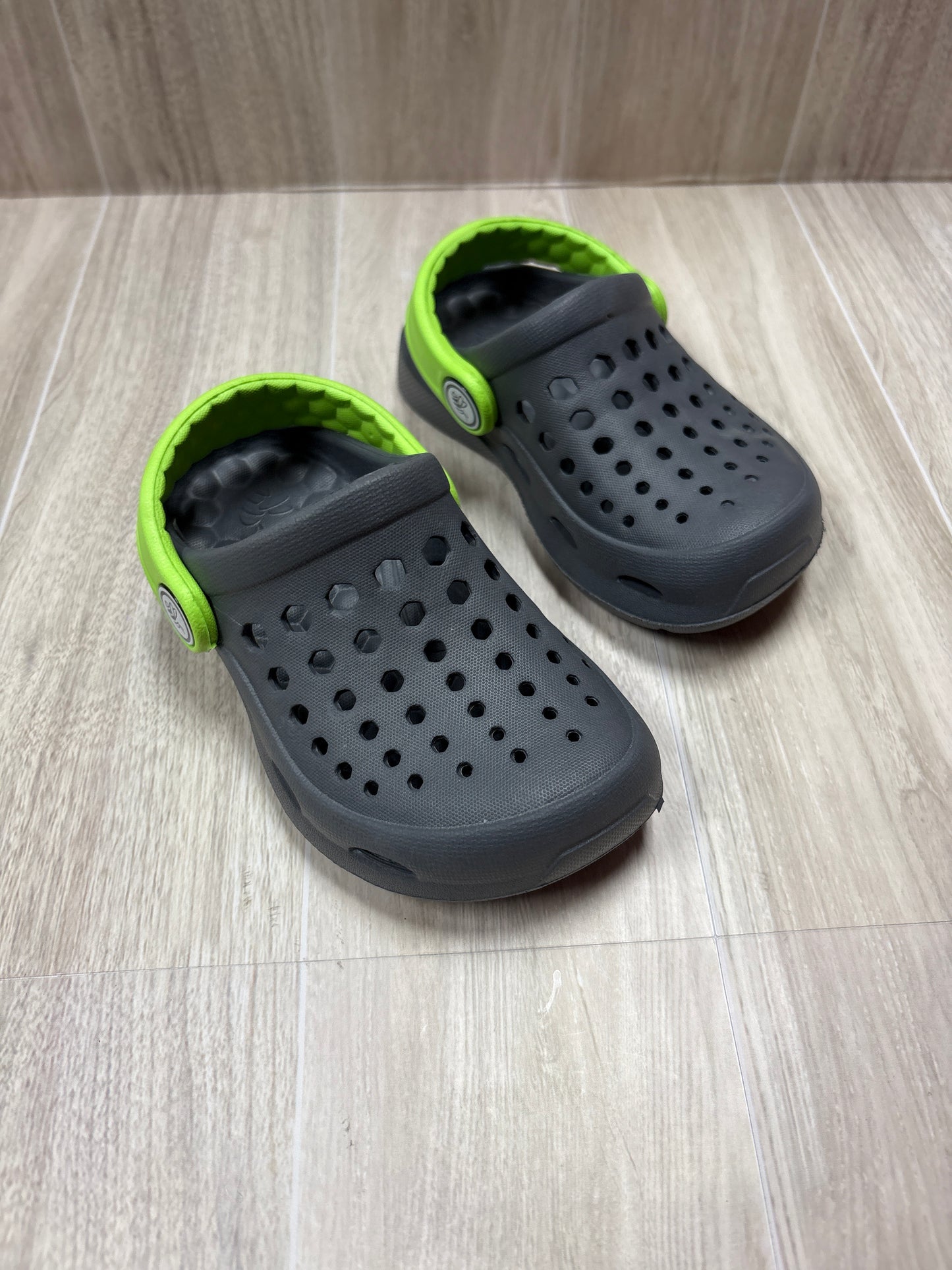 6/7c Grey Faux Crocs