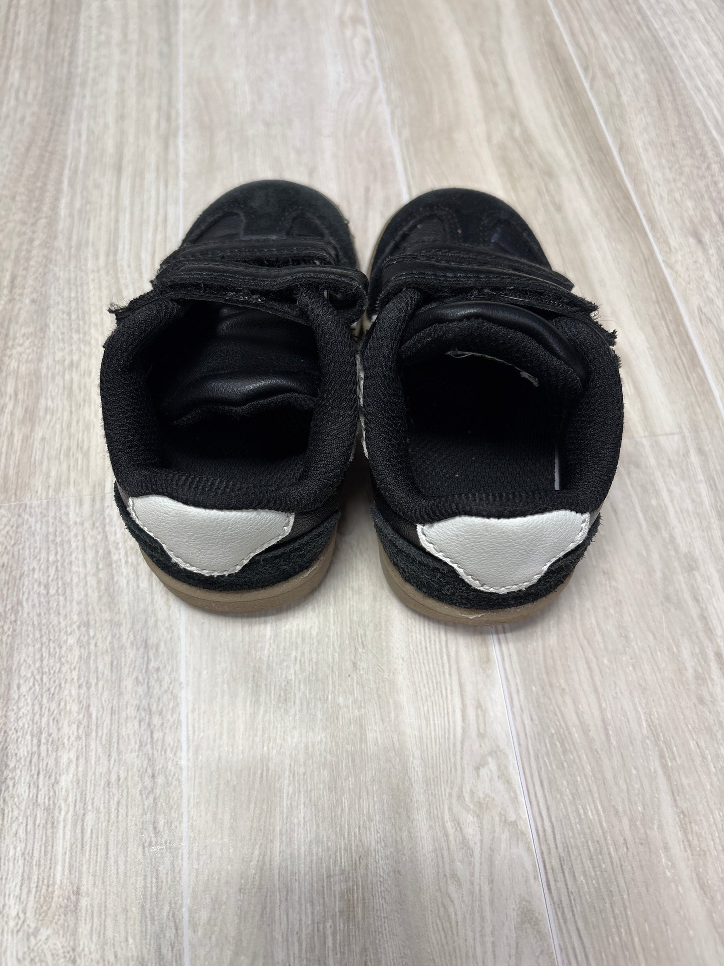 6c Black/White Velcro Sneakers