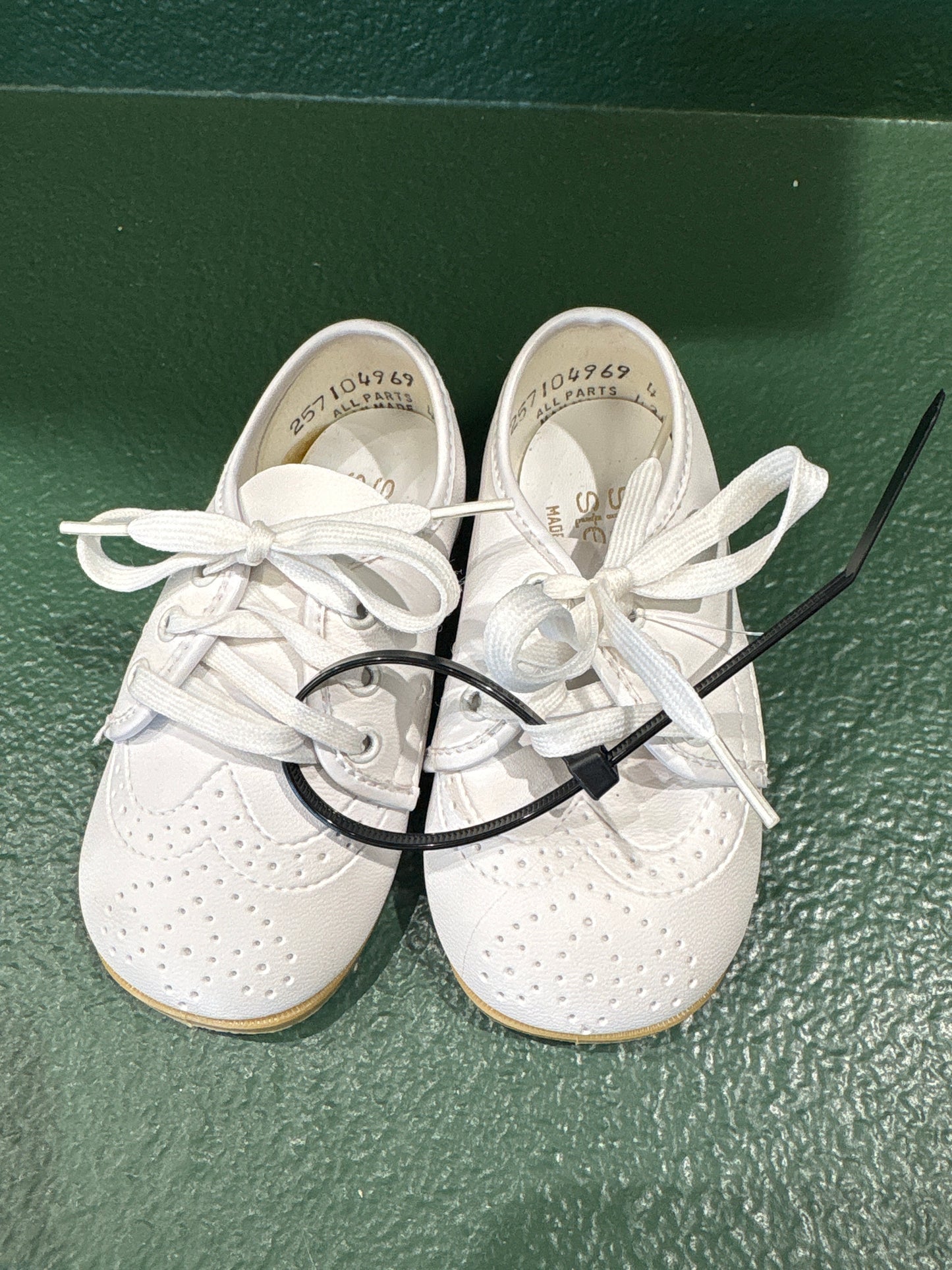 NWOT 4c Small Steps White Leather Dress Shoe