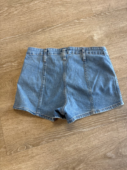 Womens 8 Light Wash High Rise Shorts