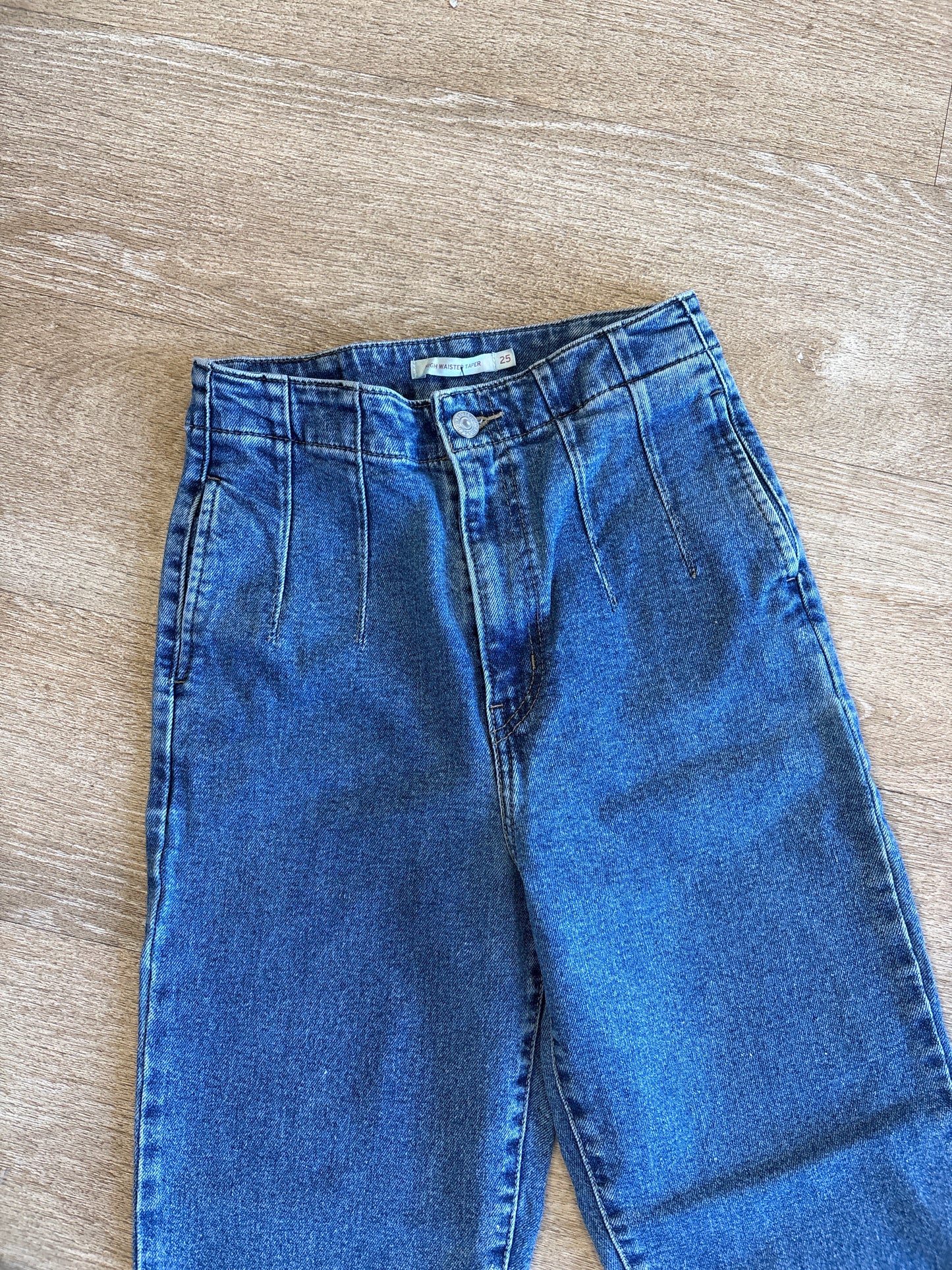 Womens 25 Levis High Waisted Taper Mid Wash Denim Pant