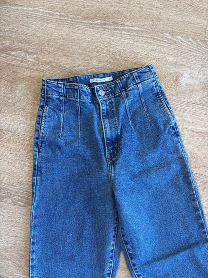 Womens 25 Levis High Waisted Taper Mid Wash Denim Pant