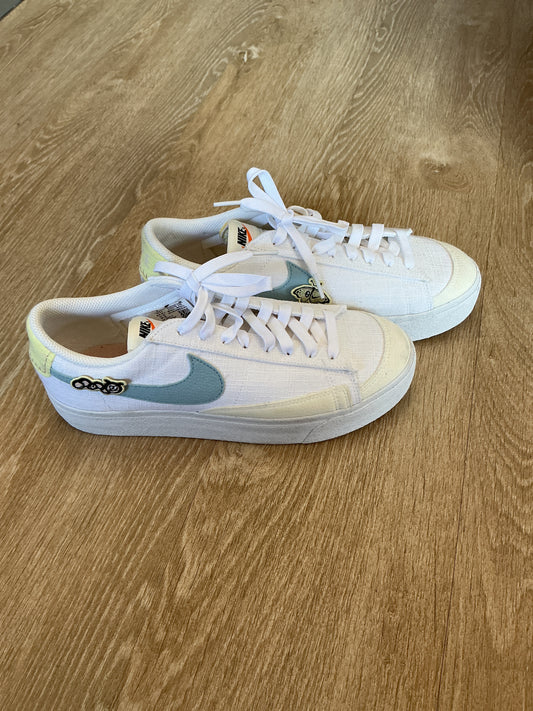 Womens 9 Nike Blazer Low "Patch" Sneaker