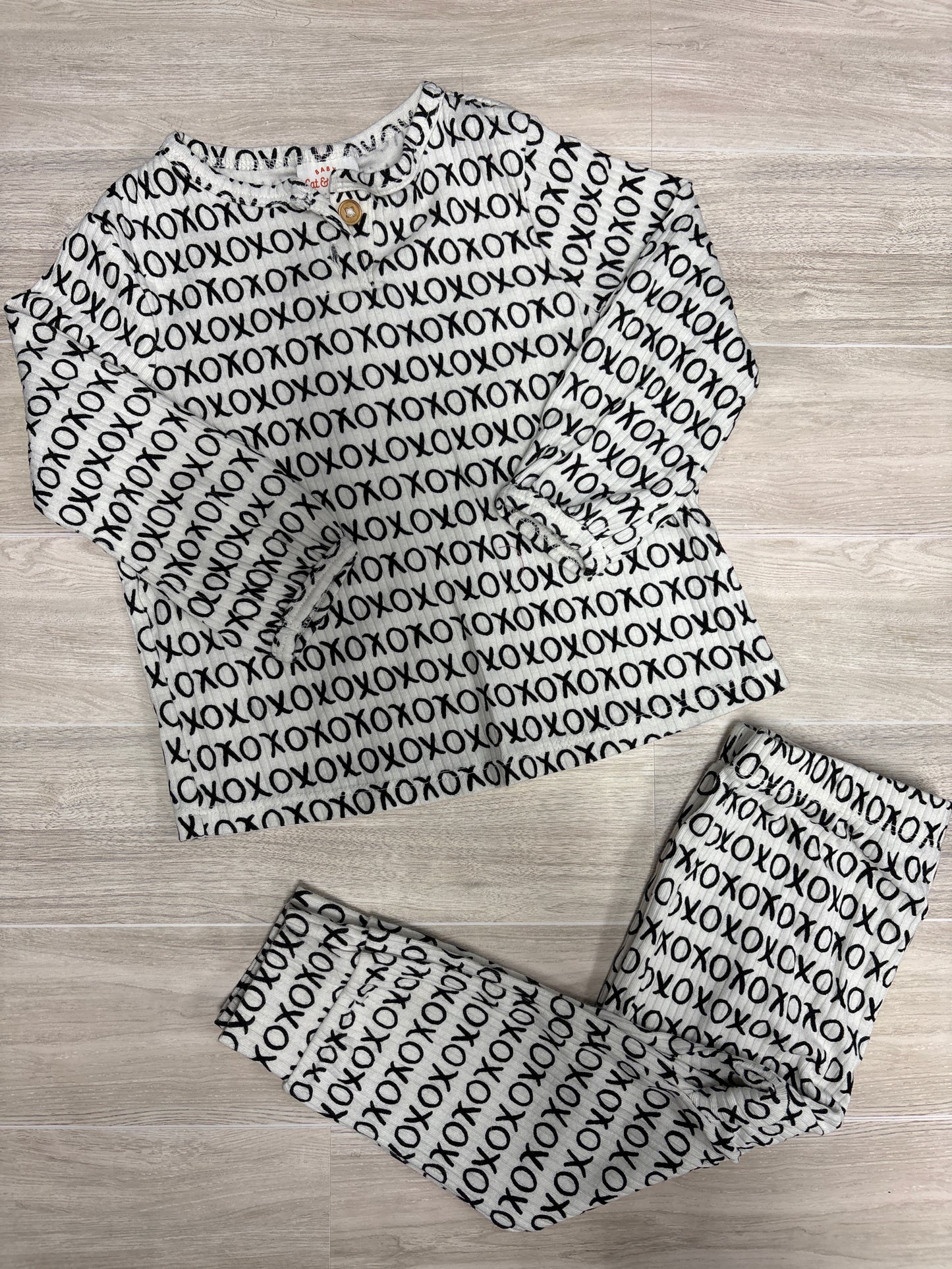 18m XOXO Black/White 2 Piece Set