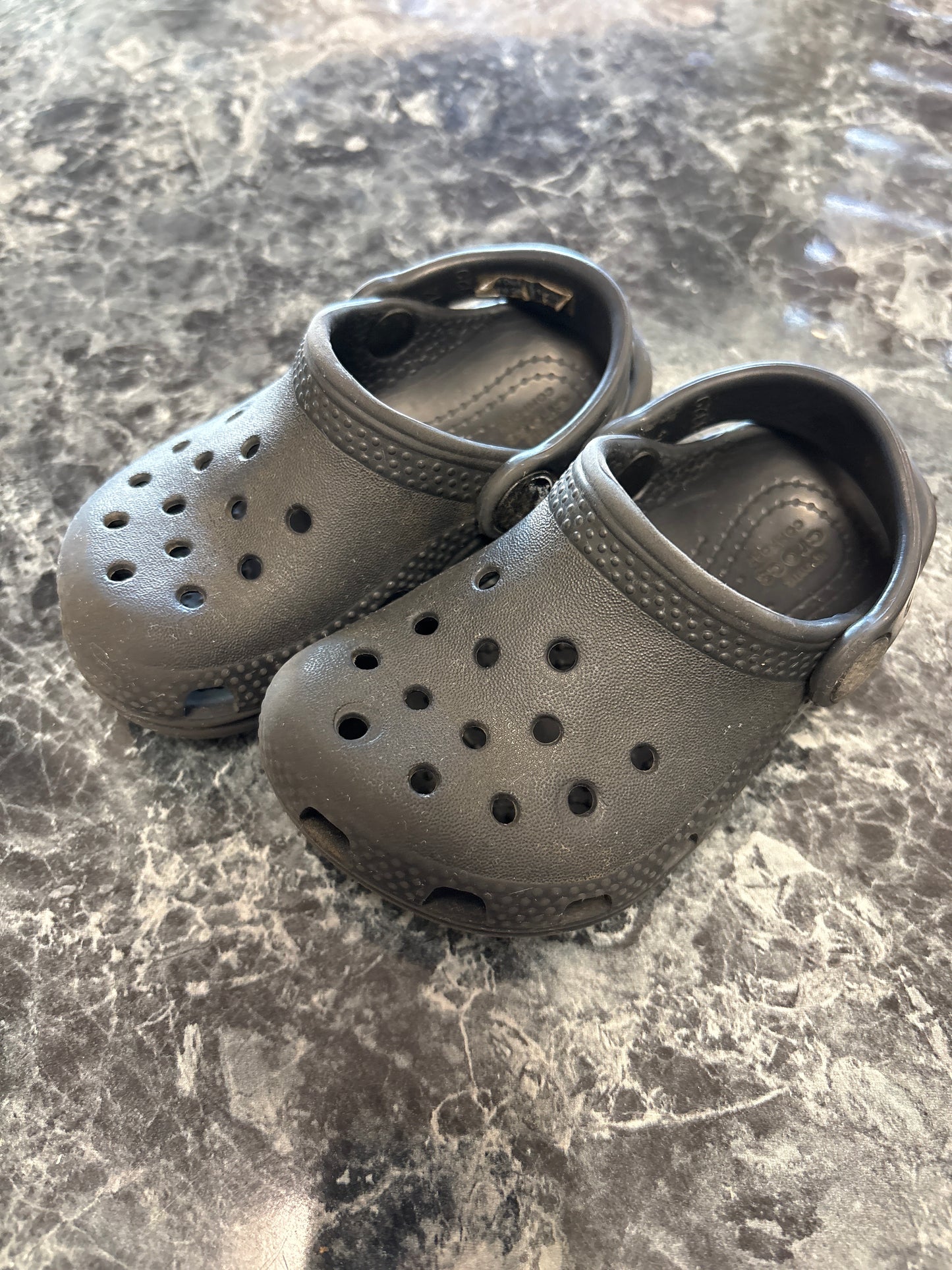 6c Black Crocs