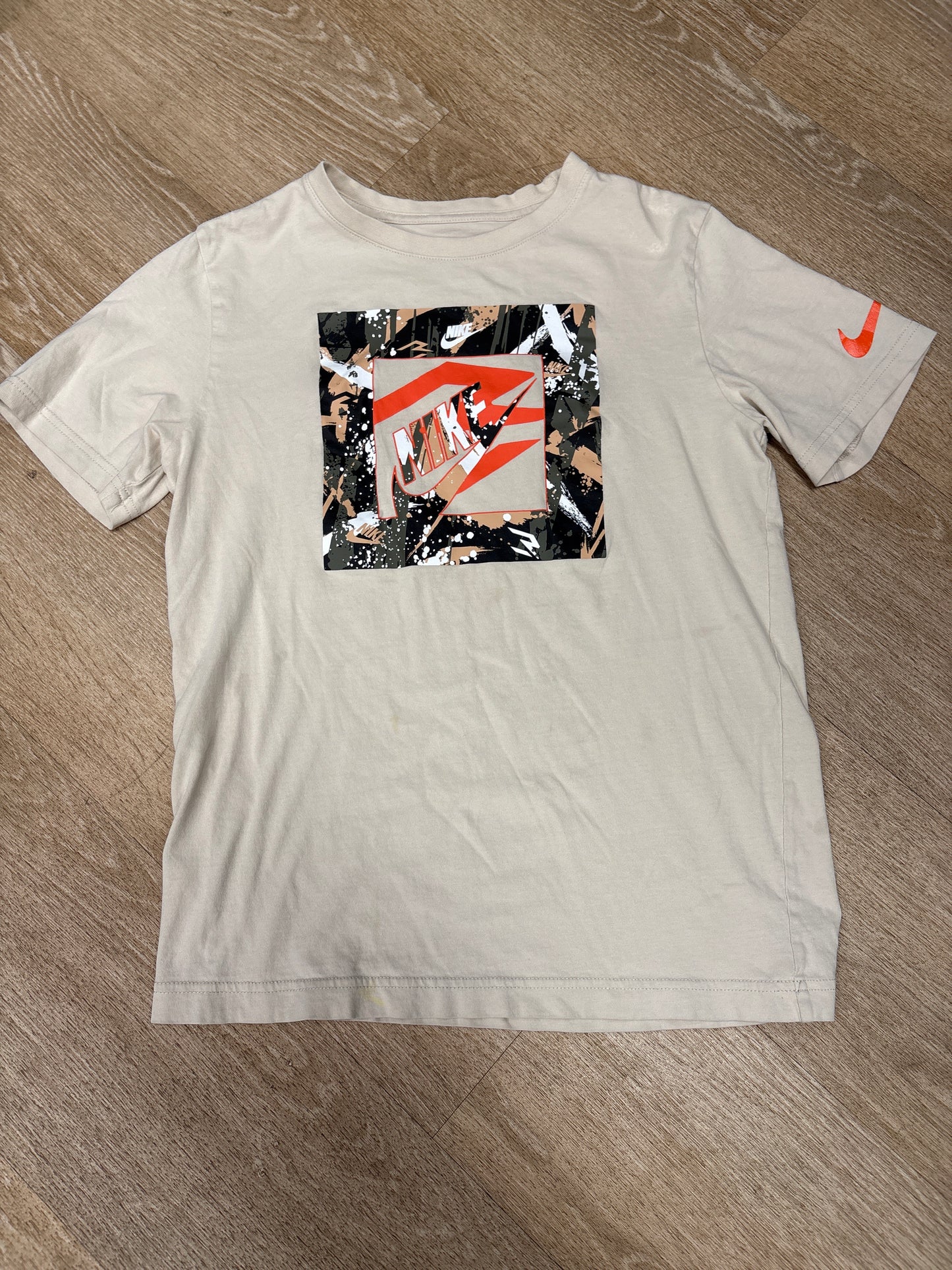 12 Nike Large Cream Graphic Tee - Blemish