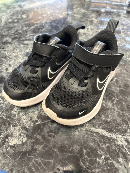 6c Nike Runners Black/White
