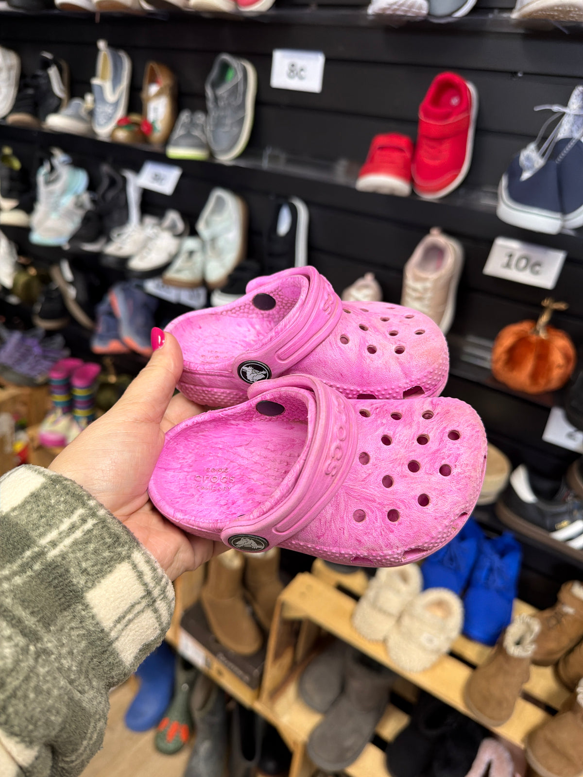 6c Marbled Pink Crocs