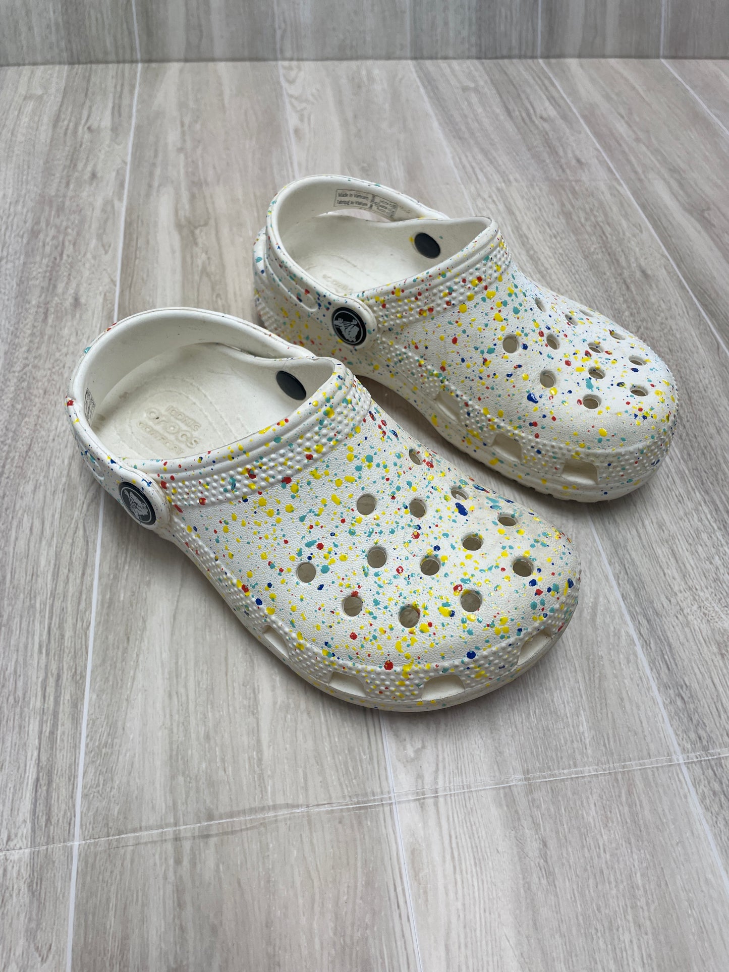 11c White Paint Splatter Crocs