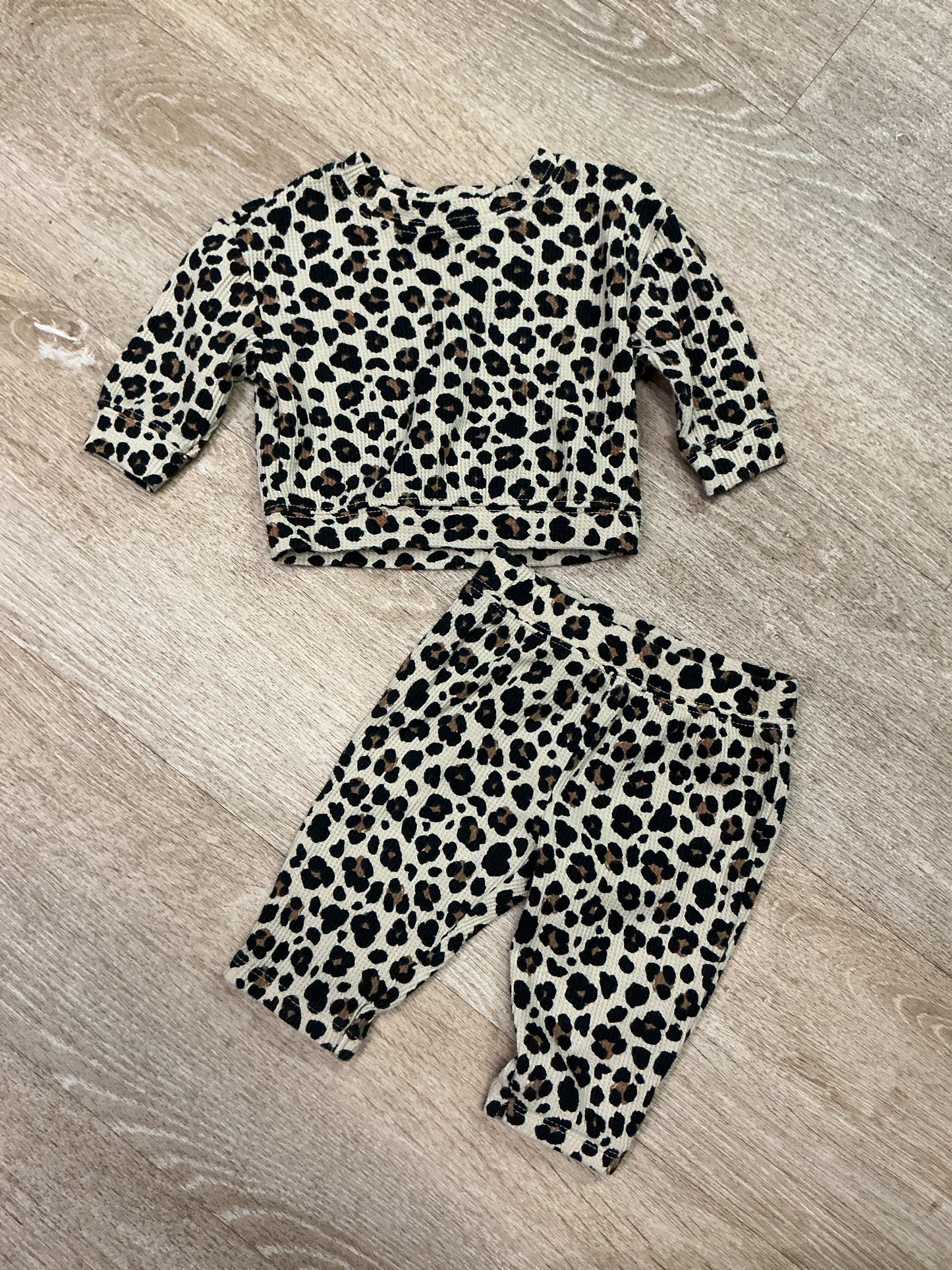 0-3m Mini Waffle Knit Cheetah 2 Piece Set