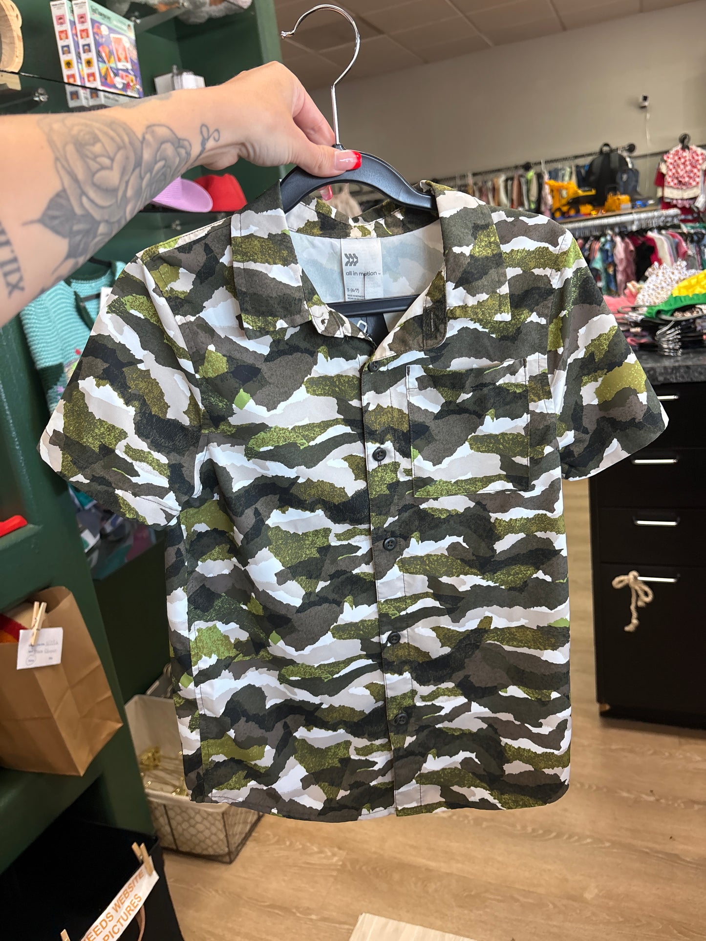 6/7 All in Motion Green Camo Button Up Shirt