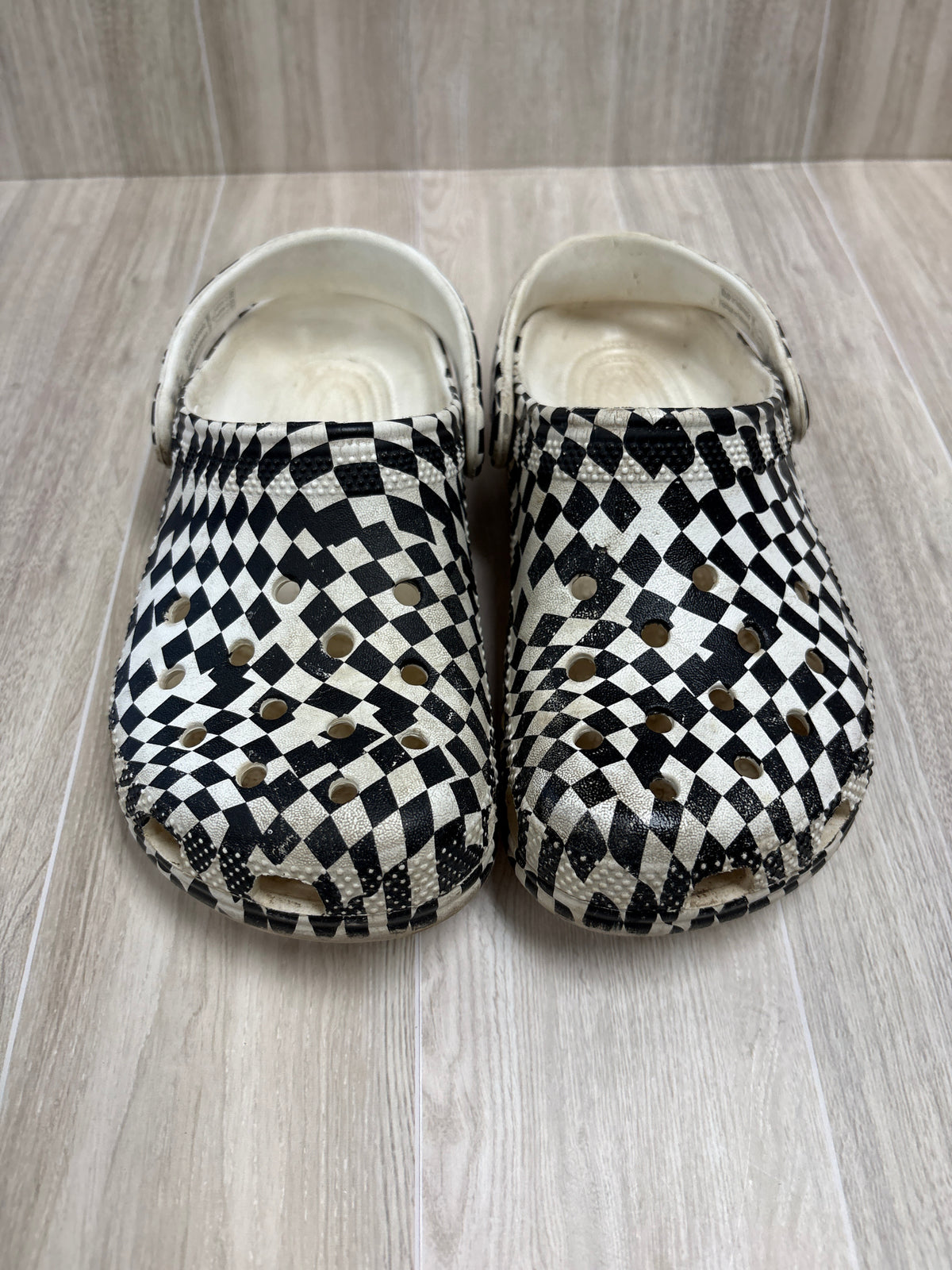 2Y Black/White Checkered Crocs - Blemish