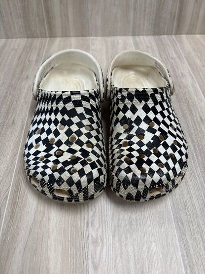 2Y Black/White Checkered Crocs - Blemish