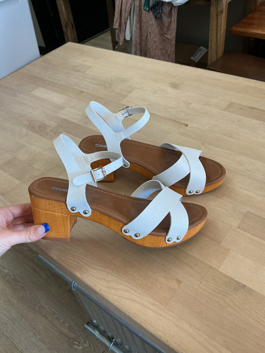 Womens 8.5 Cushionaire Strap Heeled Sandals