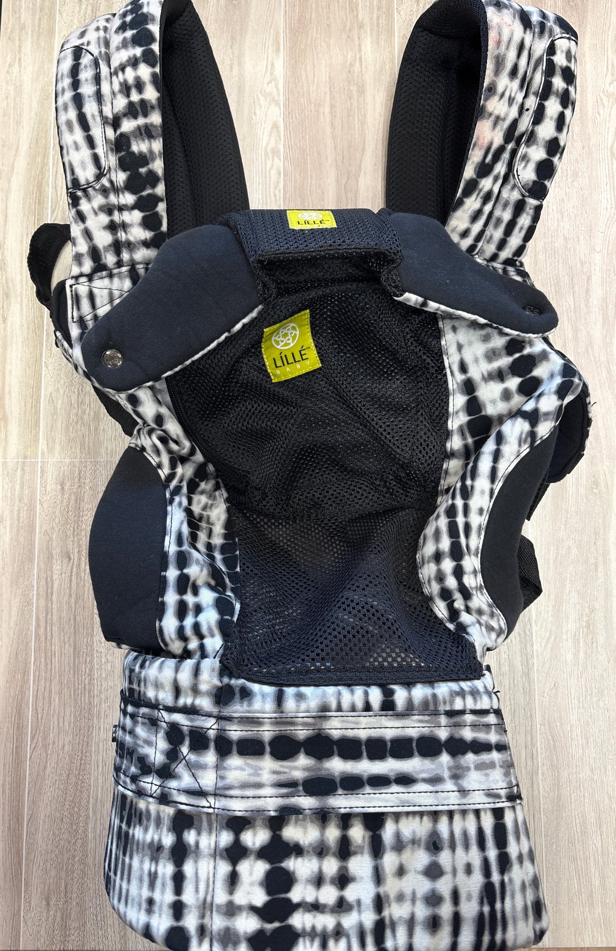 Lille Black/White Dyed Carrier