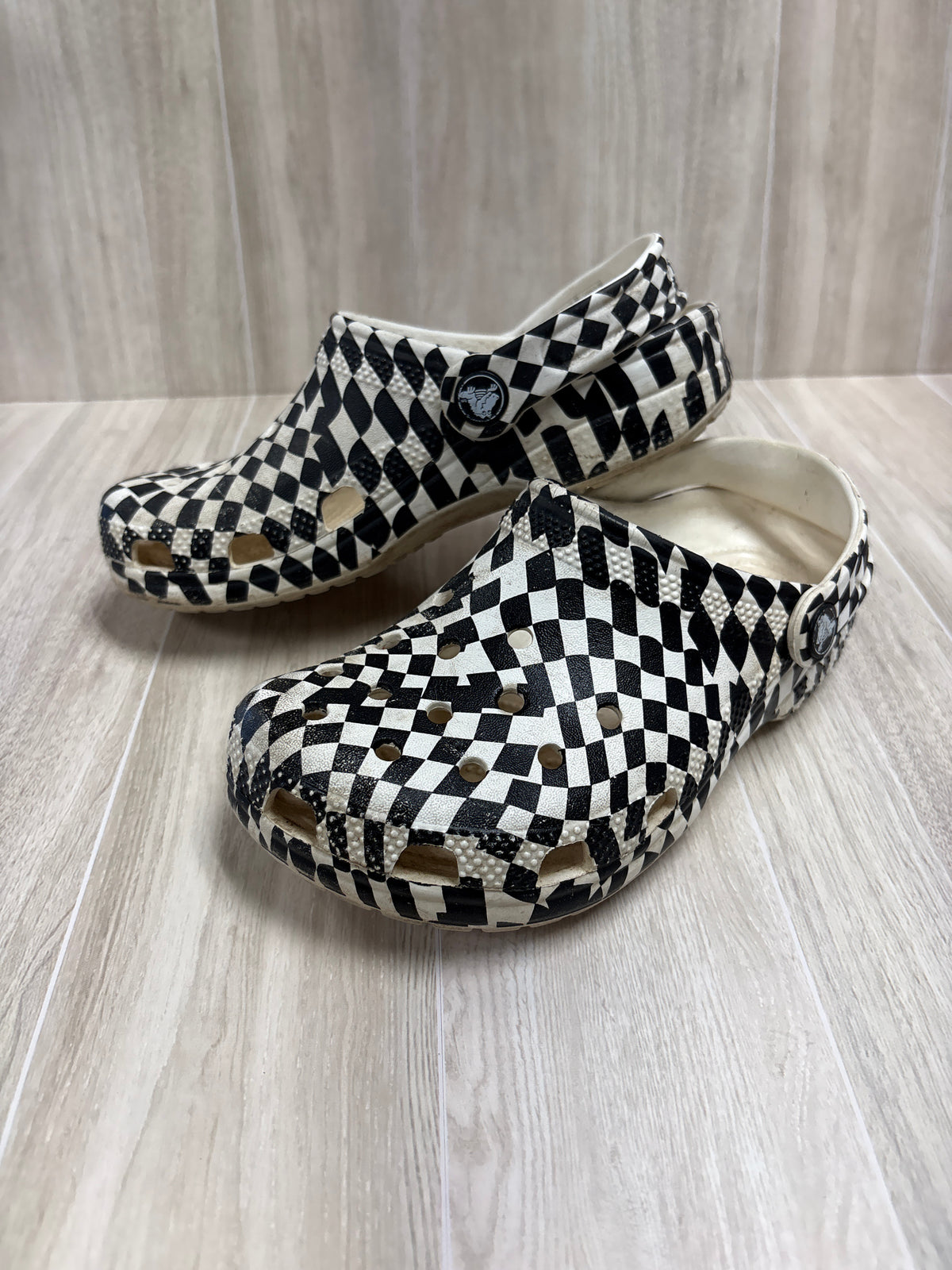 2Y Black/White Checkered Crocs - Blemish