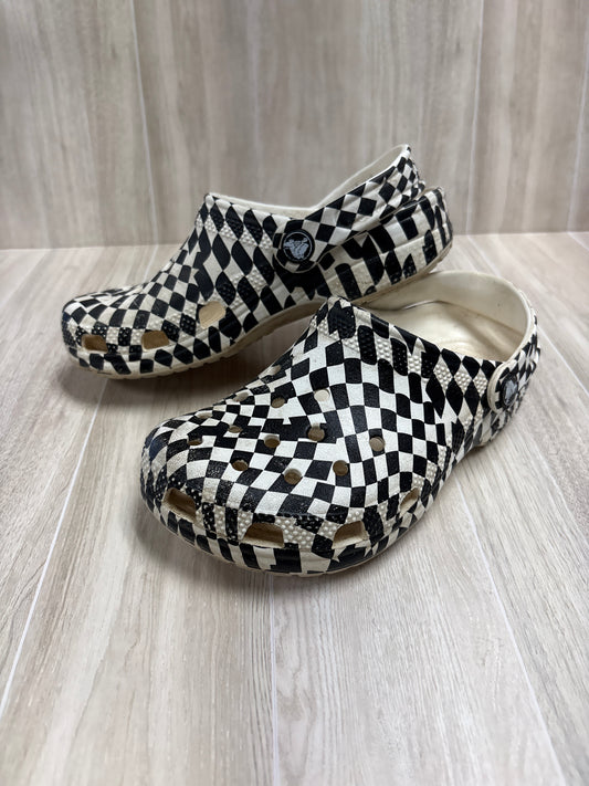 2Y Black/White Checkered Crocs - Blemish